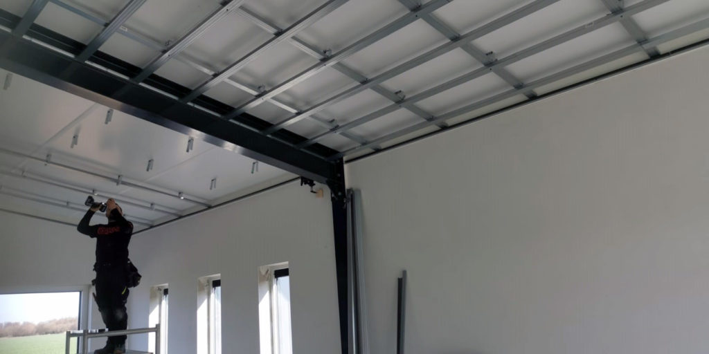 Bouwbedrijf plafonds maakt gebruik van metal stud constructie met directhangers